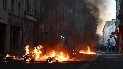 Erneut kommt es in Paris zu Zusammenstößen zwischen Randalierern und der Polizei. (Foto: Emma Da Silva/AP/dpa)