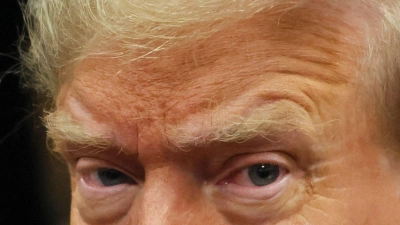 Können diese Augen lügen? Donald Trump beteuert in allen Verfahren seine Unschuld. (Foto: Brendan McDermid/Pool Reuters/AP/dpa)
