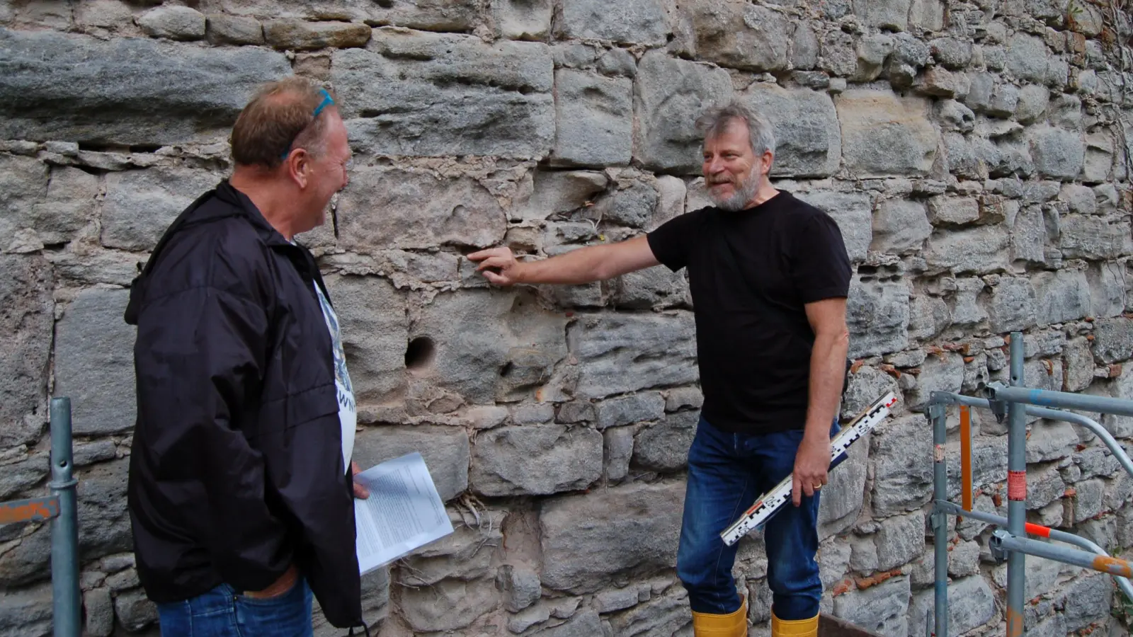 Andreas Ganßer vom städtischen Bauamt und Ingenieur Gregor Stolarski begutachten an der Wehranlage den Zustand des Mauerwerks. (Foto: Markus Weinzierl)