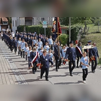 Die Thanner Jubelwehr beim Umzug. Um die 70 Abordnungen befreundeter Feuerwehren und Vereine aus der Gemeinde Bechhofen und der Umgebung zogen durch den Ort.  (Foto: Günther Holzinger)