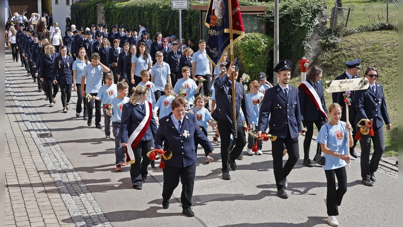 Die Thanner Jubelwehr beim Umzug. Um die 70 Abordnungen befreundeter Feuerwehren und Vereine aus der Gemeinde Bechhofen und der Umgebung zogen durch den Ort.  (Foto: Günther Holzinger)