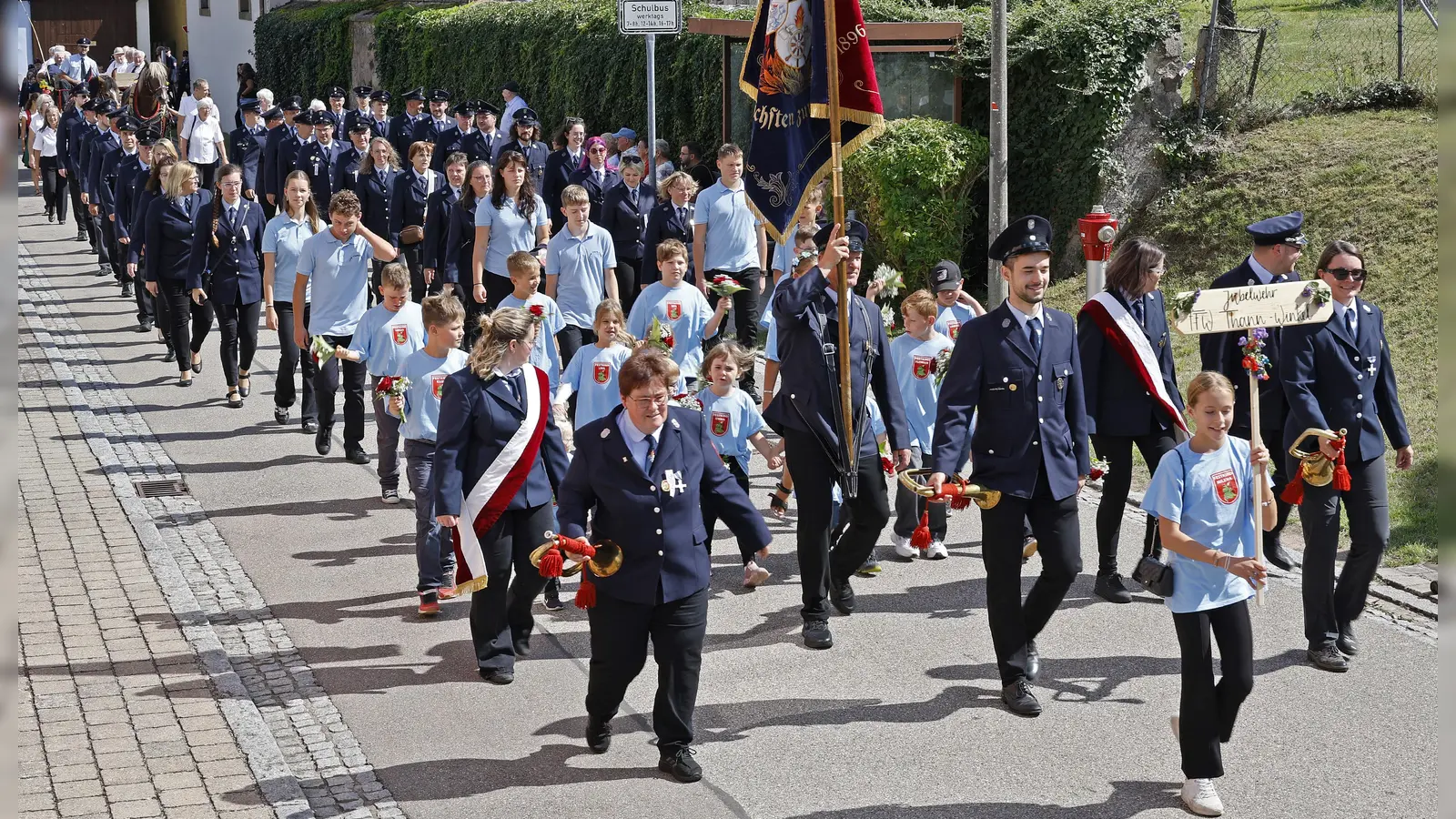 Die Thanner Jubelwehr beim Umzug. Um die 70 Abordnungen befreundeter Feuerwehren und Vereine aus der Gemeinde Bechhofen und der Umgebung zogen durch den Ort.  (Foto: Günther Holzinger)