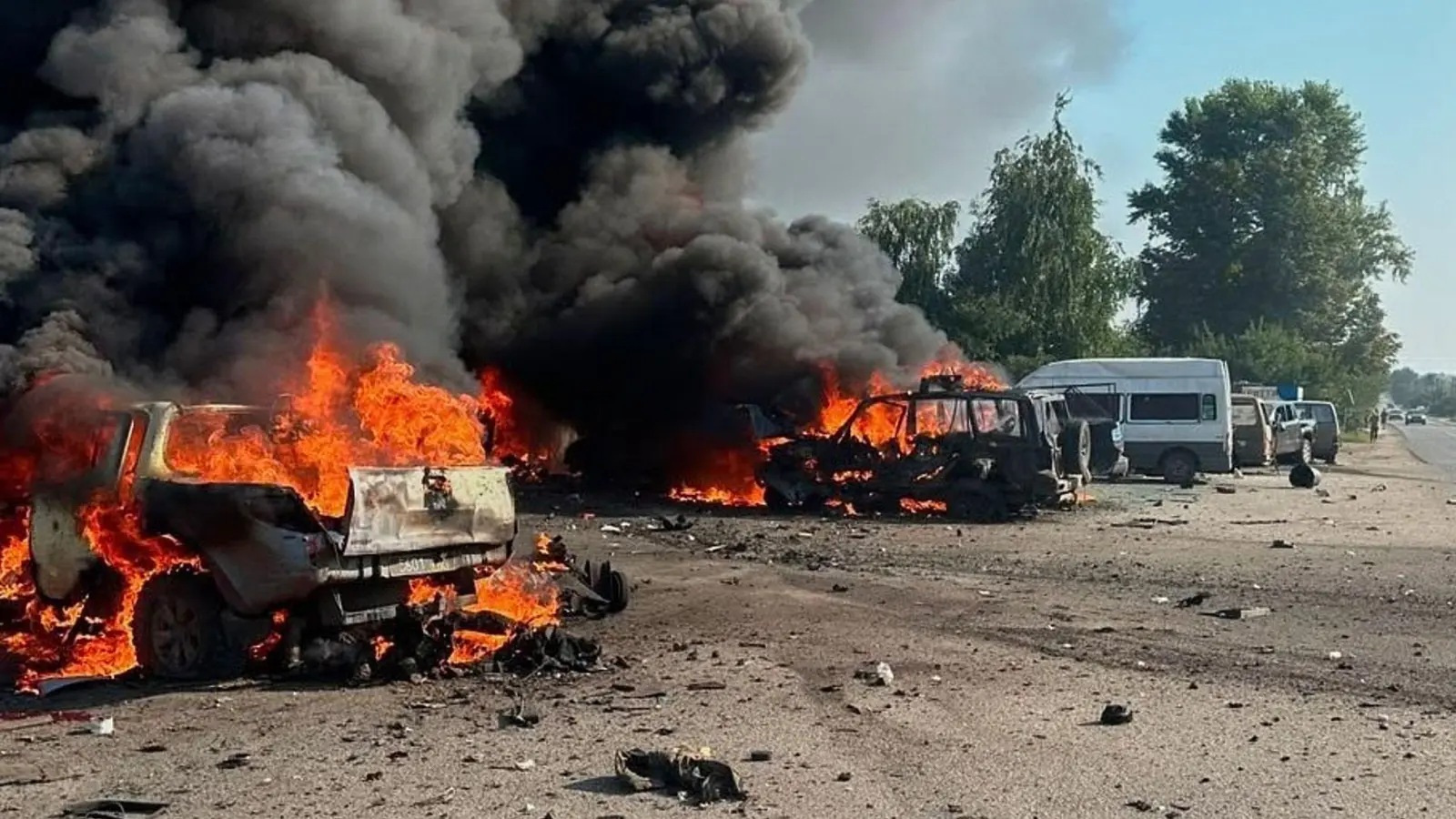 Bei russischen Angriffen auf die grenznahe Region Charkiw gibt es immer wieder viele zivile Opfer.  (Foto: Uncredited/Ukrainian Emergency Service via AP/dpa)