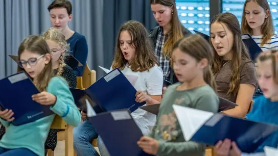 Der Mädchenchor singt in einem Übungsraum im Gymnasium der Regensburger Domspatzen. (Foto: Armin Weigel/dpa/Archivbild)