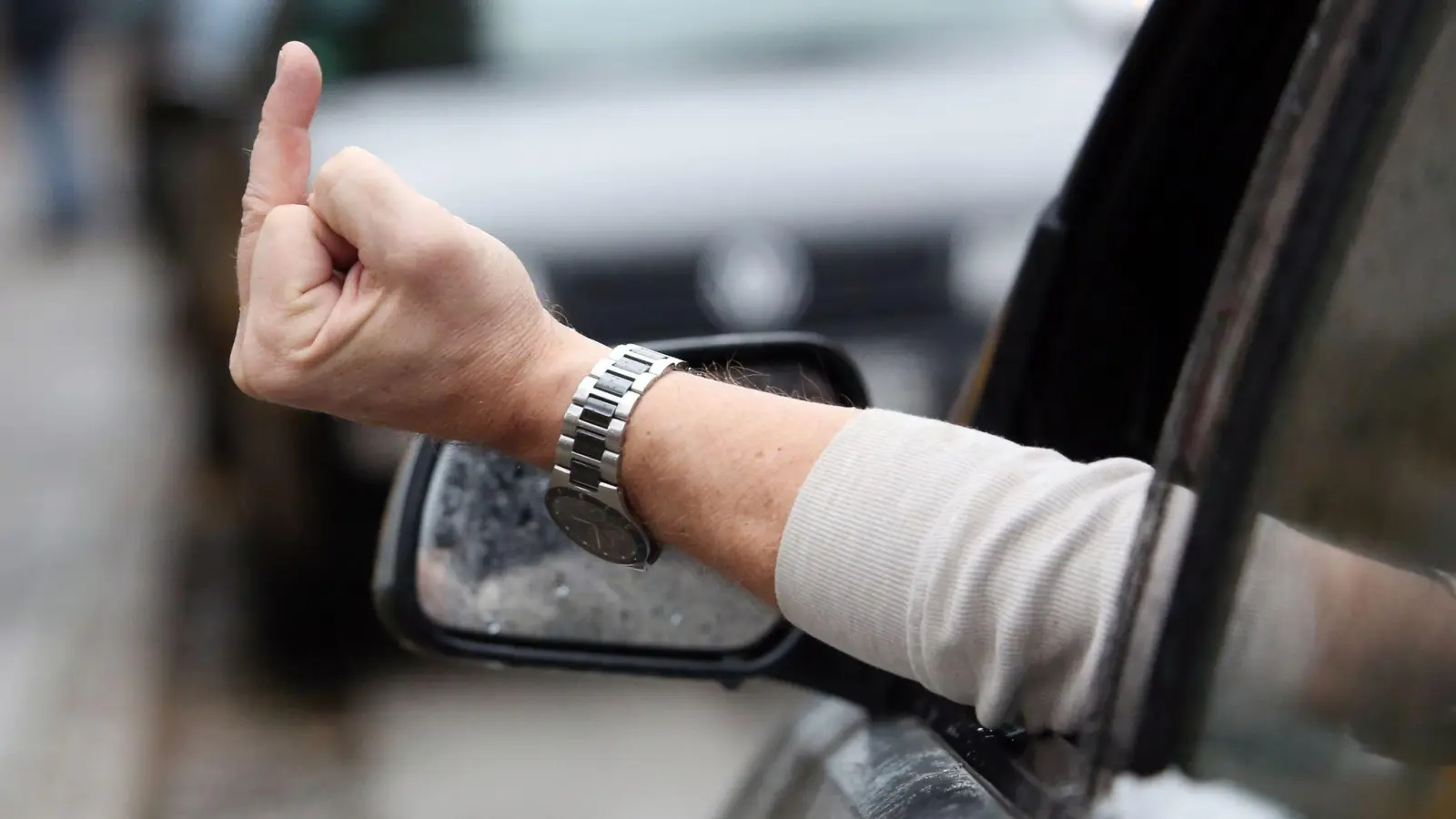 Ein 66-Jähriger ist in Ansbach im Straßenverkehr ausgerastet. Er beleidigte eine junge Frau und beschädigte ihr Auto.  (Symbolbild: Bodo Marks/dpa/dpa-tmn)