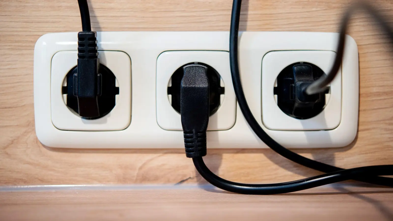 CDU, CSU und SPD haben im Koalitionsvertrag angekündigt, die Stromsteuer für alle zu senken. (Symbolbild) (Foto: Hauke-Christian Dittrich/dpa)