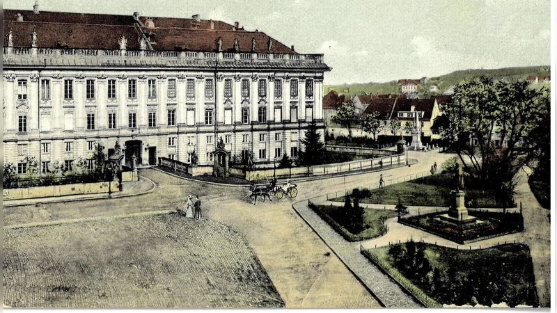 Das Platen-Denkmal steht 1926 in einem umzäunten Gärtchen auf dem Platz vor der Residenz. Bei der Tagung der Platen-Gesellschaft wird ein Kranz zu Ehren des Dichters niedergelegt.  (Repro: Stadtarchiv Ansbach)
