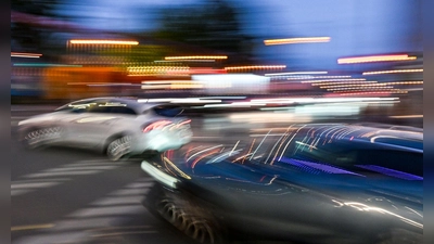 Verzerrte Verkehrswelt: In einem Fall wollte jemand Nutzungsausfall für ein Auto, das er aber nutzte - ging das vor Gericht durch? (Foto: Jens Kalaene/dpa)