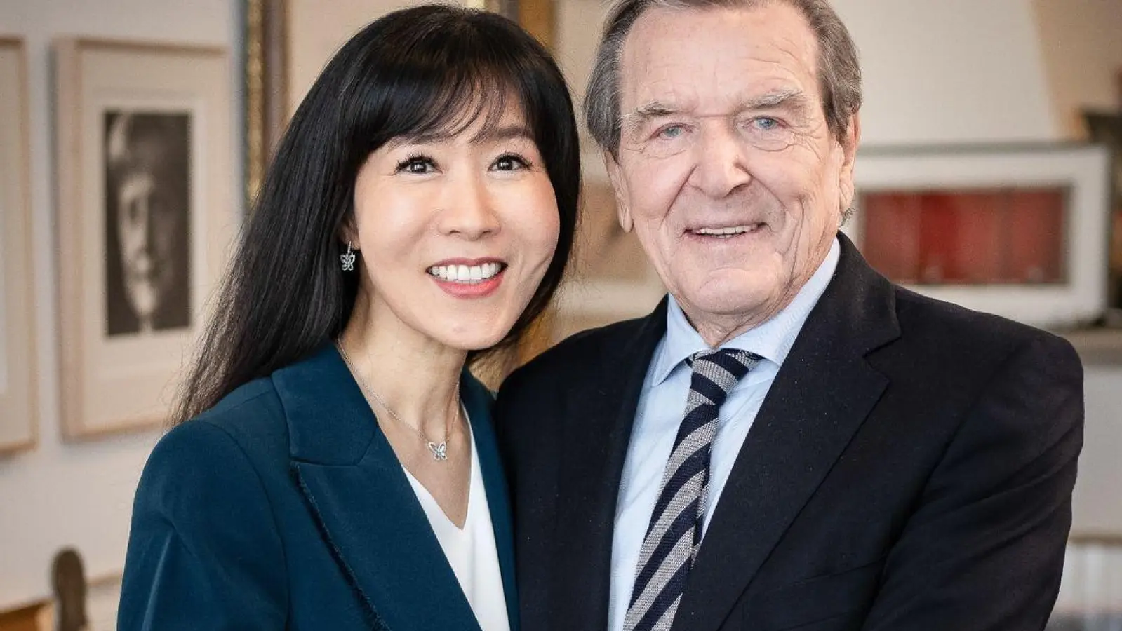 Wer zur Geburtstagsparty des Altkanzlers Gerhard Schröder kommt, weiß nur seine Frau Soyeon Schröder-Kim. (Foto: Michael Kappeler/dpa)