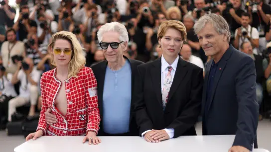Kristen Stewart (l-r), Regisseur David Cronenberg, Lea Seydoux und Viggo Mortensen stellten ihren Film &quot;Crimes of the Future&quot; in Cannes vor. (Foto: Vianney Le Caer/Invision/dpa)