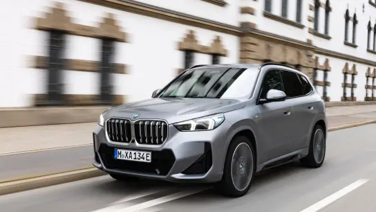 Das gefällige Design, das alltagstaugliche Format und die überzeugenden Fahreigenschaften könnten den BMW iX1 zu einem Bestseller machen. (Foto: Bayerische Motoren Werke AG/dpa-mag)
