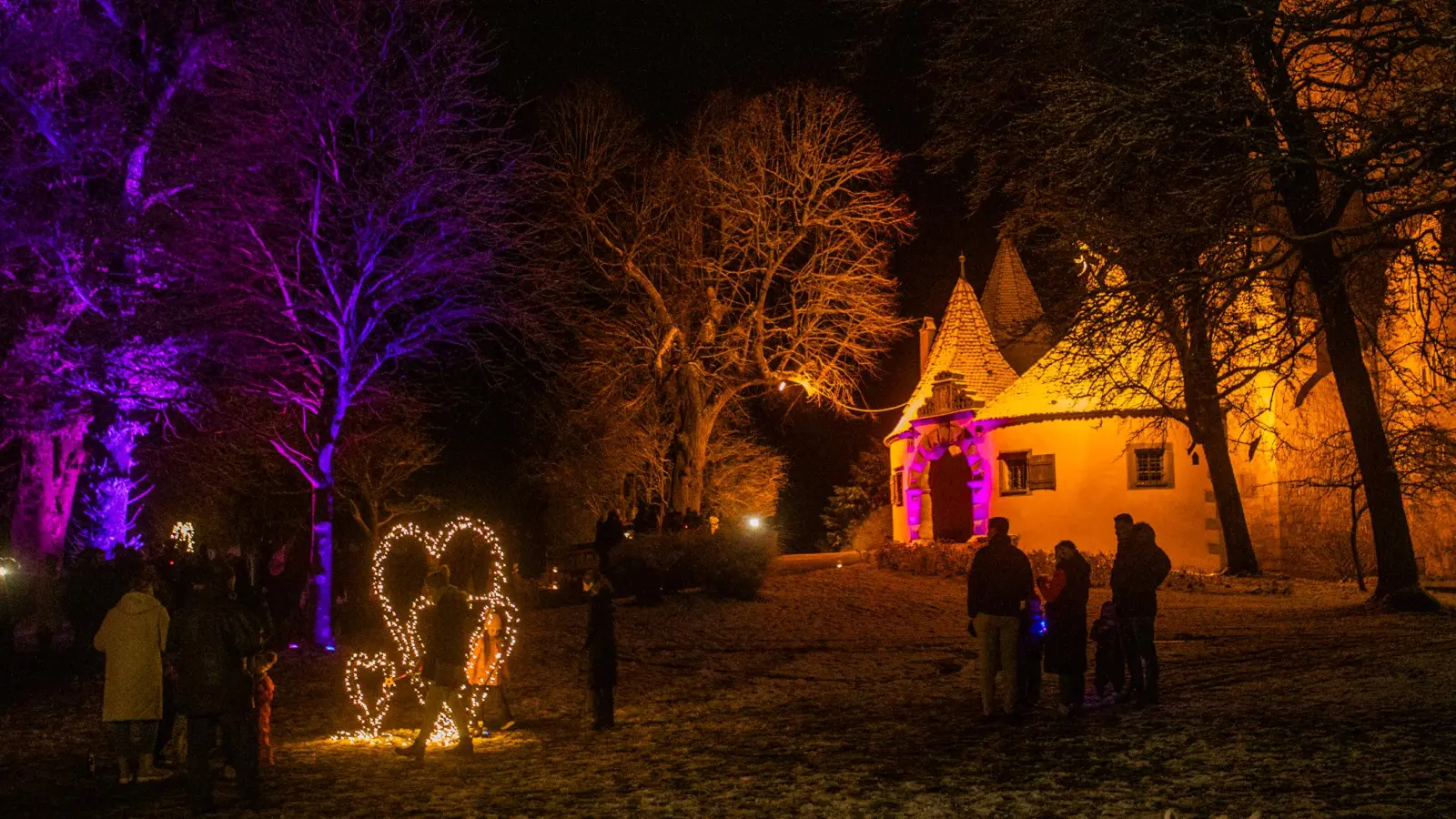 Bunte Beleuchtung, romantische Stimmung und ganz viel Herz gehören zur Valentinsaktion des Stadtmarketings. 2025 fand die Aktion noch im Burggarten statt. (Archivbild: Evi Lemberger)