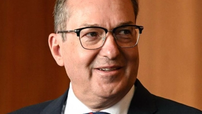 Bei einer kurzfristig anberaumten Pressekonferenz erklärt Bundesinnenminister Alexander Dobrindt (CSU), warum er große Hoffnungen in die nun vereinbarte EU-Verordnung setzt. (Foto: Britta Pedersen/dpa)