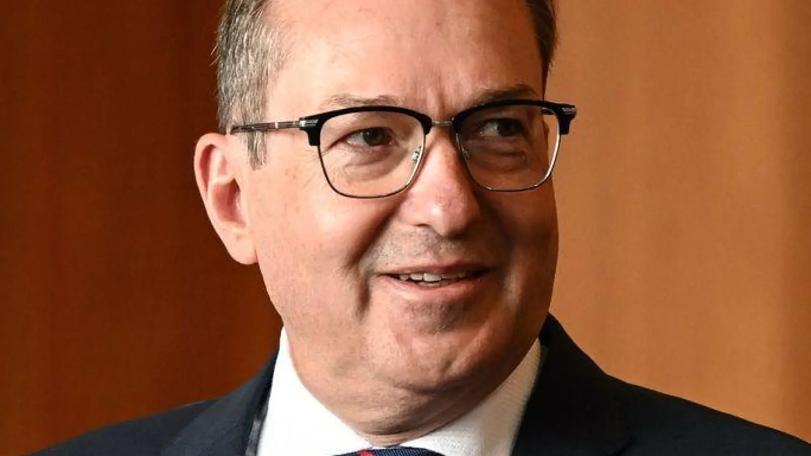 Bei einer kurzfristig anberaumten Pressekonferenz erklärt Bundesinnenminister Alexander Dobrindt (CSU), warum er große Hoffnungen in die nun vereinbarte EU-Verordnung setzt. (Foto: Britta Pedersen/dpa)