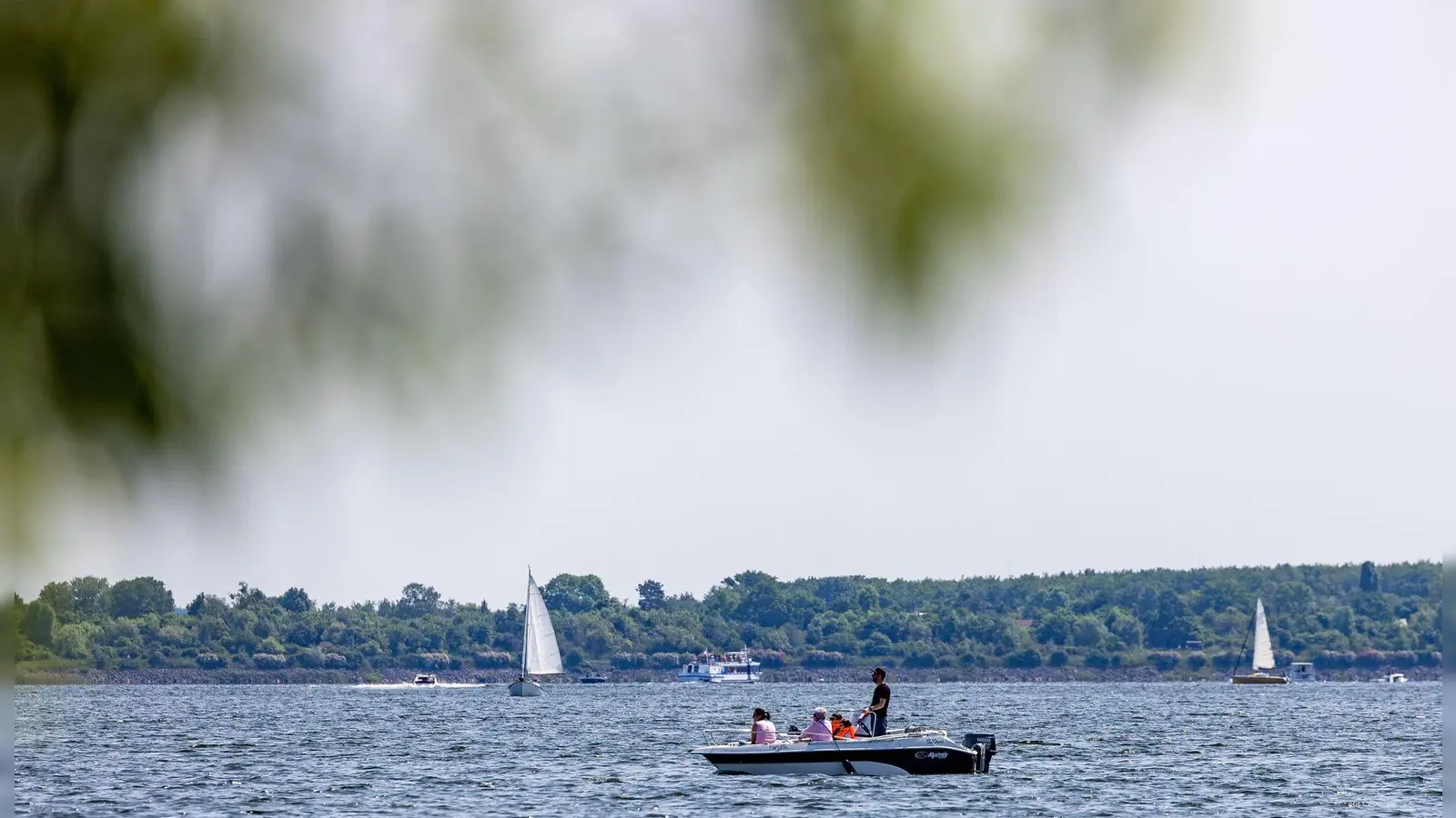 Ein Paradies für Wasserwanderer: Die Seen Senftenberger See, Geierswalder See, Partwitzer See, Sedlitzer See und Großräschener See verschmelzen durch schiffbare Kanäle zu einem gemeinsamen Verbund. (Foto: Frank Hammerschmidt/dpa/dpa-tmn)