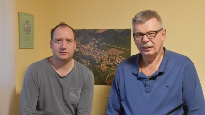 Bernd Rammes (links) und Herbert Dürr können dem Scheitern der Nahwärmenetz-Planung in Prühl auch gute Seiten abgewinnen. (Foto: Andreas Reum)