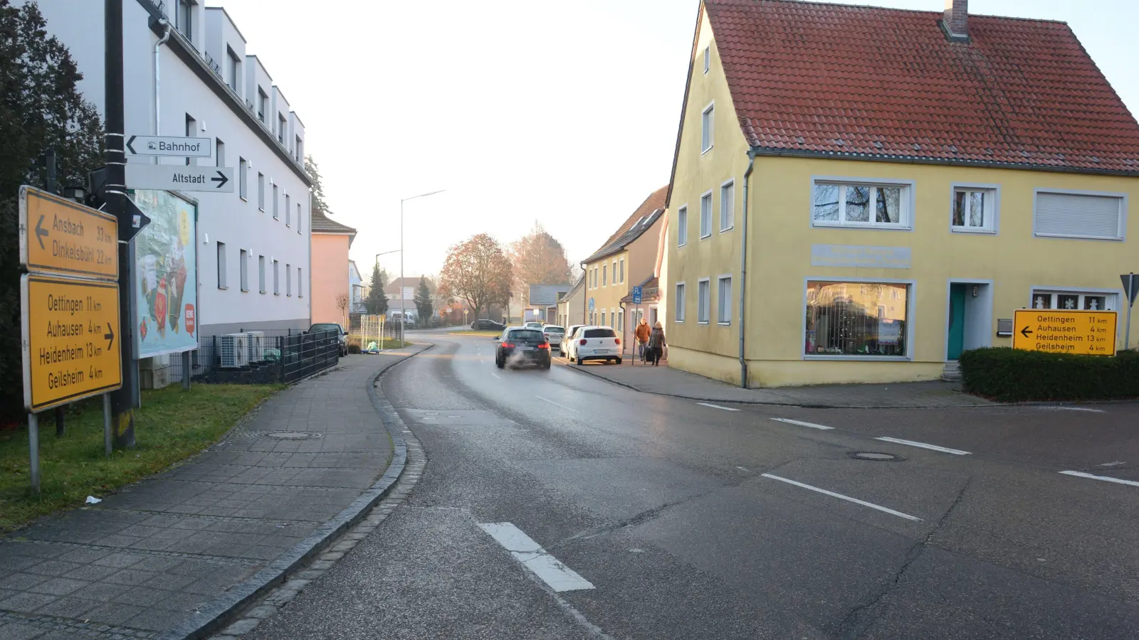 Die Kreuzung der Oettinger Straße mit der Frankenstraße und der Straße „Hafenmarkt” soll im Zuge der Deckensanierung der Wassetrüdinger Ortsdurchfahrt eine Lichtzeichenanlage erhalten. (Foto: Peter Tippl)