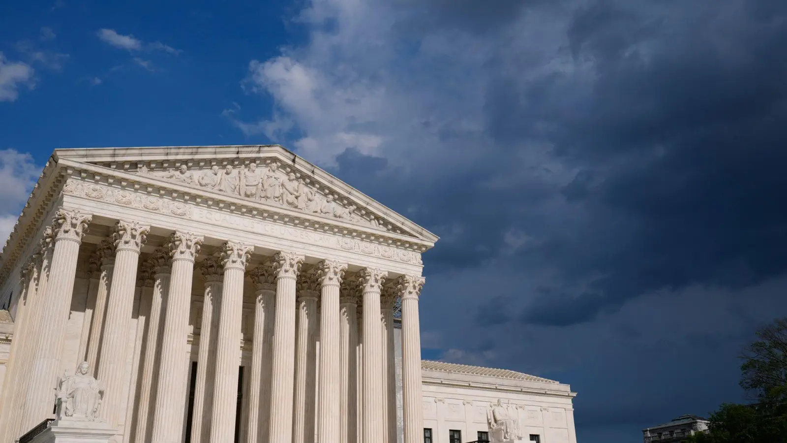 Trump hat im Streit um seine aggressive Zollpolitik eine Niederlage vor dem Supreme Court kassiert. (Archivbild) (Foto: Susan Walsh/AP/dpa)