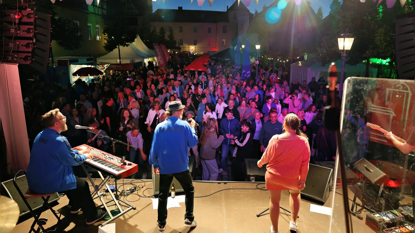 Imposanter Ausblick: So erlebt eine Band wie die „Chicolores” einen Abend in der Reitbahn auf dem Ansbacher Altstadtfest. Das hat durchaus Festivalcharakter. (Foto: Zeynel Dönmez)