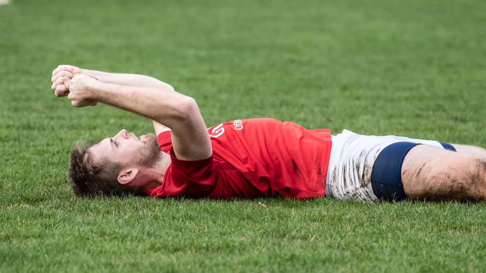 Am Boden obenauf: Der Weigenheimer Michael Stark freut sich über sein Tor zum 1:1. (Foto: Markus Zahn)
