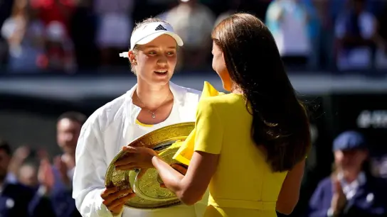 Herzogin Kate (r) überreicht Elena Rybakina die Wimbledon-Trophäe. (Foto: Zac Goodwin/PA Wire/dpa)