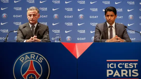 Christophe Galtier (l), neuer Trainer von Paris Saint-Germain, und Nasser al-Khelaifi, Präsident des Vereins. (Foto: Thomas Padilla/AP/dpa)