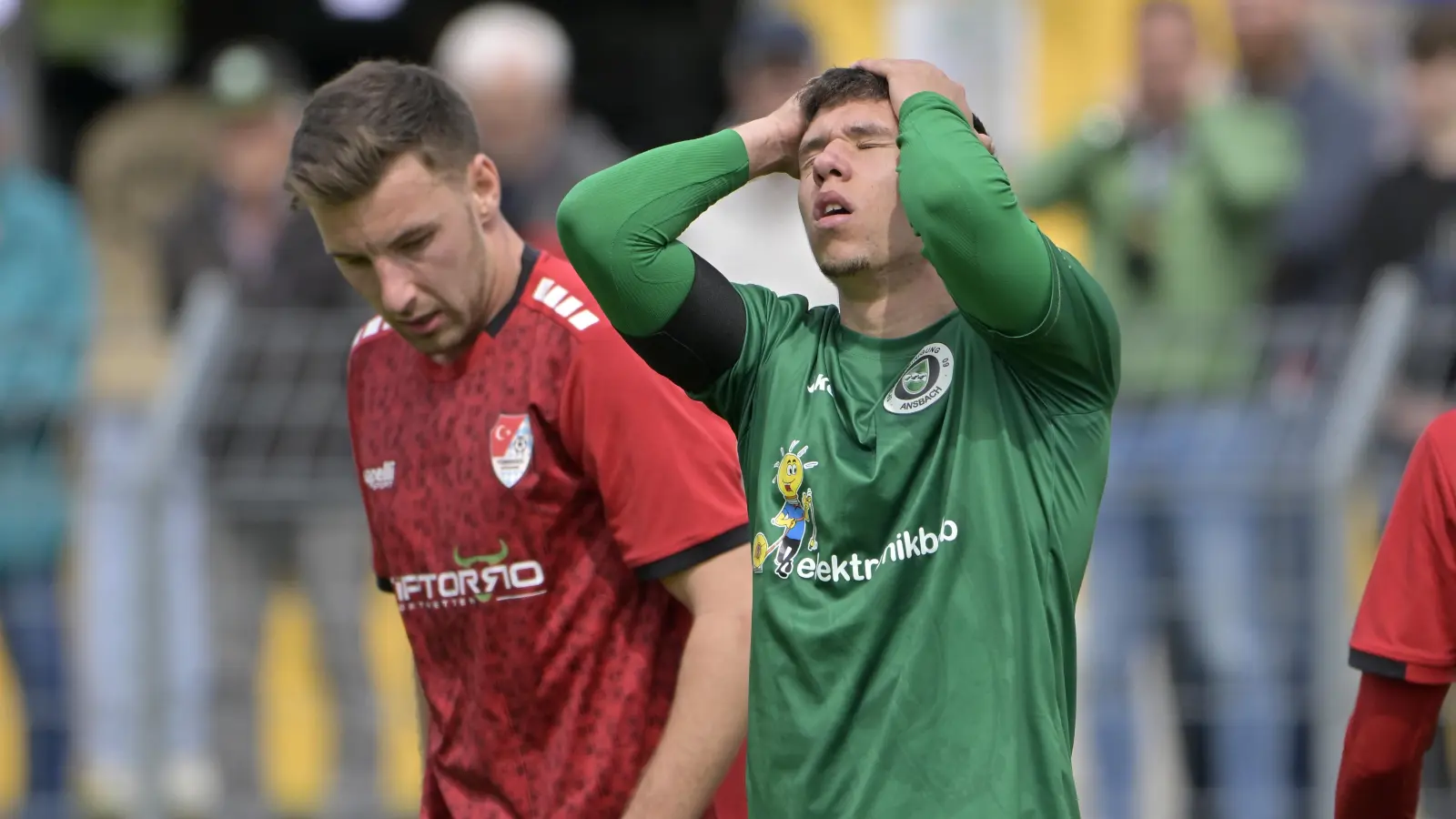 Björn Angermeier (rechts) kann es nicht fassen. Wieder hat die SpVgg Ansbach eine Chance vertan. (Foto: Martin Rügner)