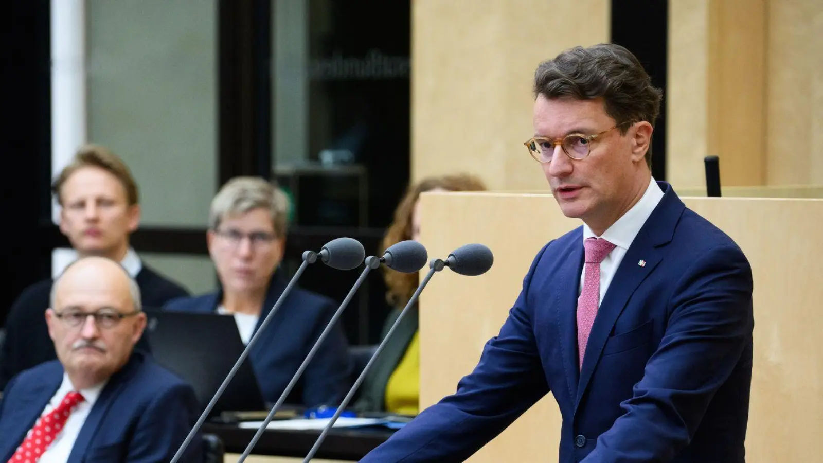 NRW-Ministerpräsident Wüst mahnte: Länder und Kommunen müssten sich die Entlastungen auch leisten können.  (Foto: Bernd von Jutrczenka/dpa)