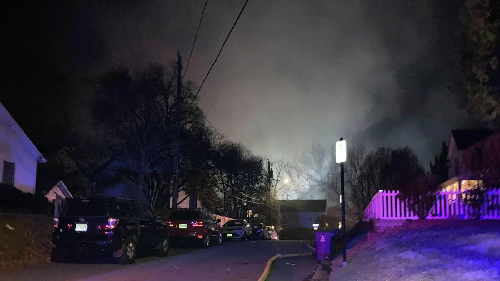 Rauch steigt über einem Viertel auf, in dem es eine Explosion in einem Haus gegeben hat. (Foto: Matthew Barakat/AP)
