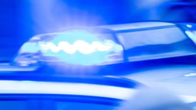 Mit rund 180 Stundenkilometern fuhr der 21-Jährige in seinem Wagen vor der Polizei davon. (Symbolbild) (Foto: Jens Büttner/dpa)