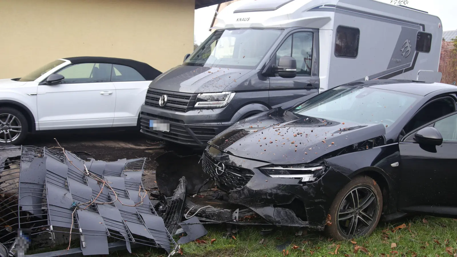 Neben der Straße im Vorgarten endete die Fahrt für einen 70-Jährigen in Welbhausen. (Foto: News5/Markus Zahn)
