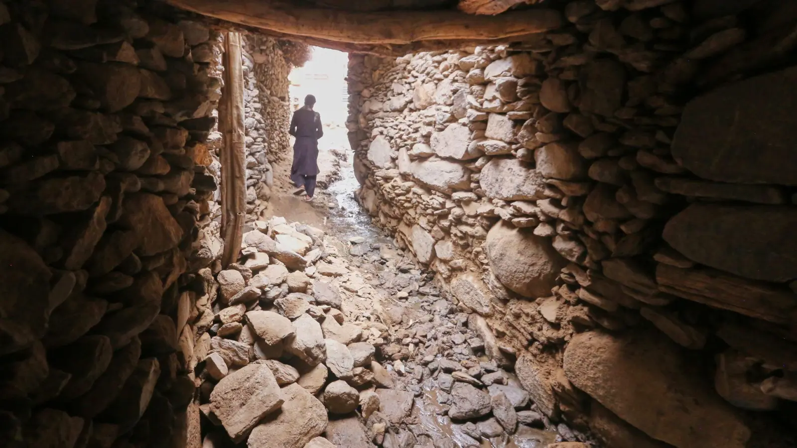 Schwere Zerstörungen gibt es in den Dörfern nach dem Erdbeben in Afghanistan. (Foto: Wahidullah Kakar/AP/dpa)