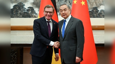 Beim Treffen von Außenminister Johann Wadephul (l., CDU) mit seinem chinesischen Kollegen Wang Yi geht es auch um Handelsbarrieren und den russischen Angriffskrieg auf die Ukraine.  (Foto: Soeren Stache/dpa)