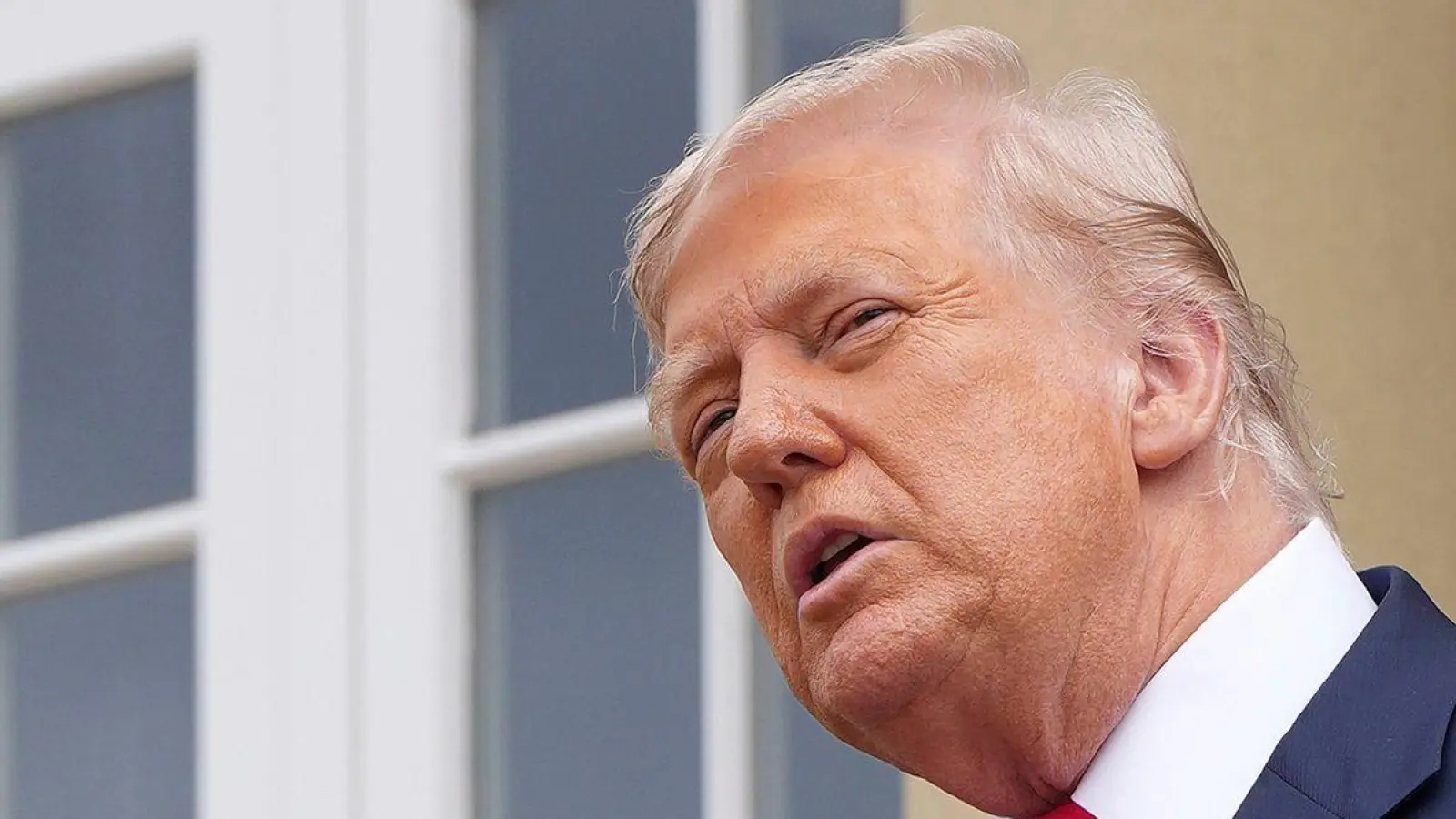 US-Präsident Trump droht Russland mit einer Fristverkürzung bei den Zöllen. (Foto: Christopher Furlong/Pool Getty Images Europe/AP/dpa)