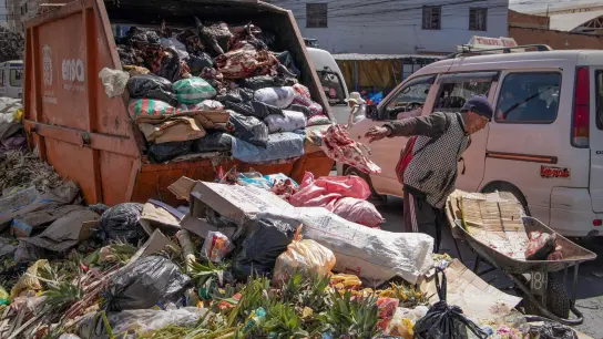 Nach der tagelangen Blockade durch die Einwohner Cochabambas stapelt sich der Müll auf den Straßen der bolivianischen Stadt. (Foto: David Flores/dpa)