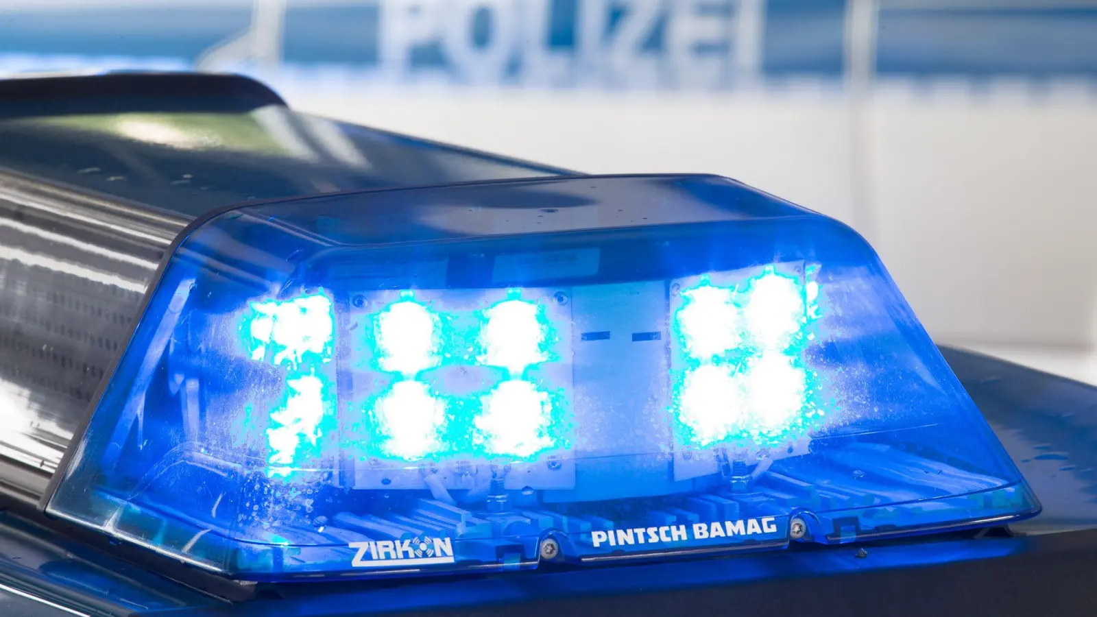 Nach einem Sekundenschlaf kam eine 43-Jährige von der Straße ab und verletzte sich schwer. (Symbolbild) (Foto: Friso Gentsch/dpa)