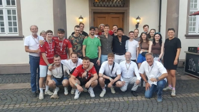 Ein Teil der Sportlerinnen und Sportler, die Rothenburg ob der Tauber repräsentiert haben – gemeinsam mit Zweitem Bürgermeister und Ehrenvorsitzendem des TSV 2000, Dieter Kölle (ganz links), und Oberbürgermeister Dr. Markus Naser (vorne, Zweiter von rechts). (Foto: privat)