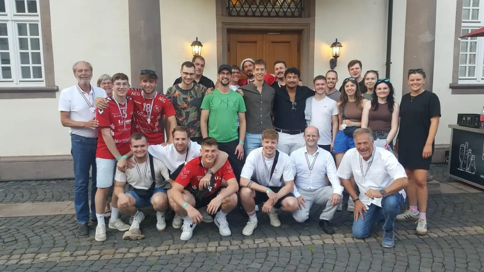 Ein Teil der Sportlerinnen und Sportler, die Rothenburg ob der Tauber repräsentiert haben – gemeinsam mit Zweitem Bürgermeister und Ehrenvorsitzendem des TSV 2000, Dieter Kölle (ganz links), und Oberbürgermeister Dr. Markus Naser (vorne, Zweiter von rechts). (Foto: privat)