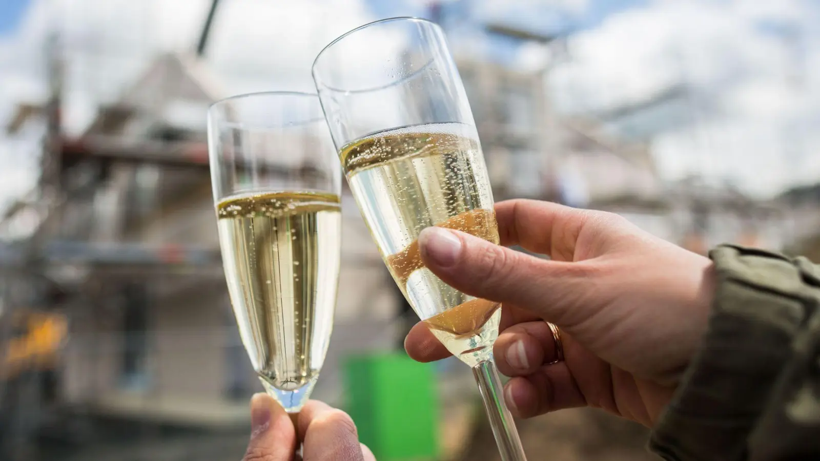 Wer sich ruhigen Gewissens auf sein Eigenheim freuen möchte, sollte vor dem Immobilienkauf alle Verträge unabhängig rechtlich prüfen lassen. (Foto: Frank Rumpenhorst/dpa-tmn)