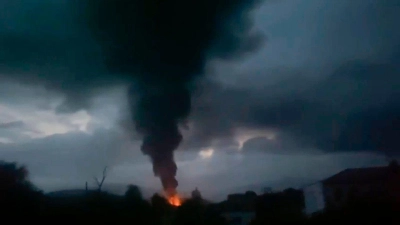 Rauch steigt nach der Explosion eines Tanklagers in Berg-Karabach auf. (Foto: Siranush Sargsyan's Twitter account/AP/dpa)