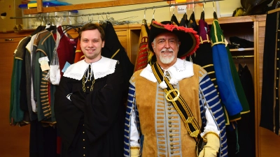 Sebastian Herrmann (links) und Thomas Grömer, verkleidet als Rechtskonsulent Georg Bezold und Herzog Karl IV von Lothringen, in der „Kleiderkammer“ – momentan sind ihre Rollen nur einfach besetzt. (Foto: Irmeli Pohl)