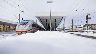 Zwei ICE stehen im verschneiten Hauptbahnhof Hannover. (Foto: Moritz Frankenberg/dpa)