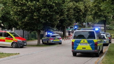 Mehrere Streifen rückten am Mittwoch zu dem Gymnasium aus. (Foto: Christoph Peters/Münchner Merkur/tz/dpa)