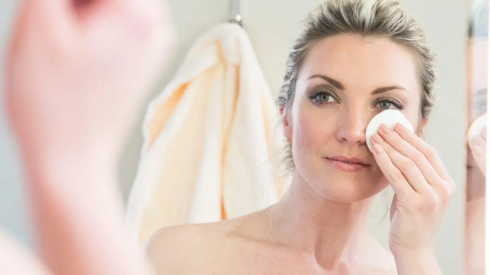 „Öko-Test“ hat 22 Gesichtswasser getestet. Erfreulich: Auch günstige Produkte hielten im Labor, was sie versprachen. (Foto: Christin Klose/dpa-tmn)