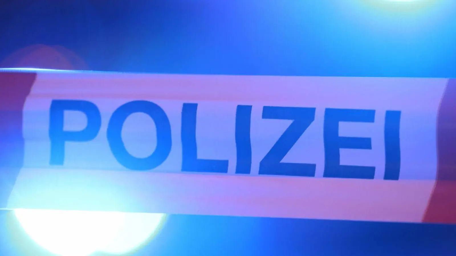 Der Tatort wurde von den Einsatzkräften abgesperrt. (Symbolbild) (Foto: David Young/dpa)