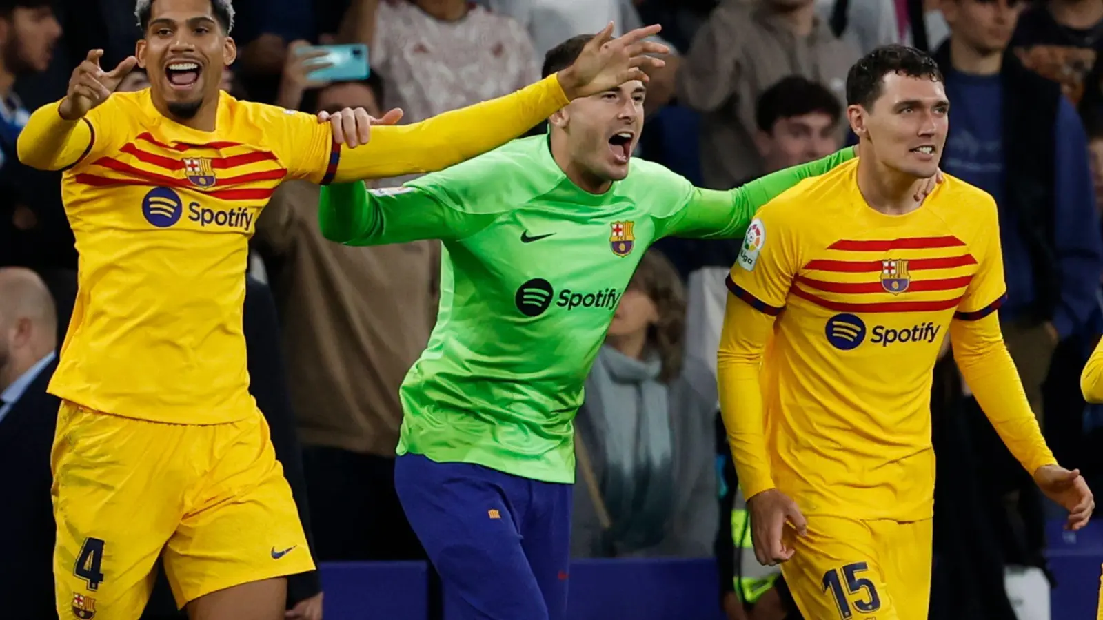 Die Spieler des FC Barcelona feiern nach dem Gewinn der Meisterschaft. (Foto: Joan Monfort/AP/dpa)