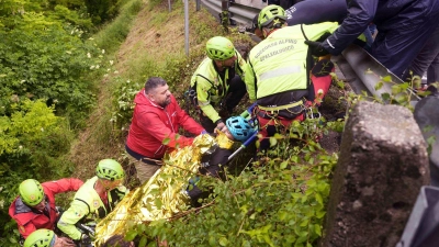 Der Italiener Alessio Martinelli wird nach seinem Sturz von Rettungskräften behandelt. (Foto: Fabio Ferrari/LaPresse/AP/dpa)