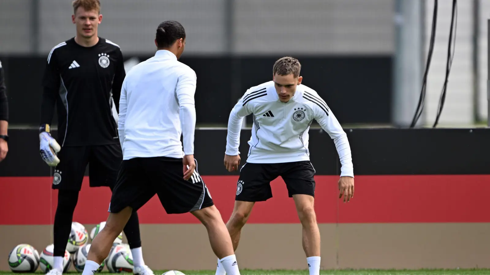 Abschlusstraining auf Top-Rasen: Florian Wirtz (r), Leroy Sané (M) und Torwart Alexander Nübel.  (Foto: Federico Gambarini/dpa)