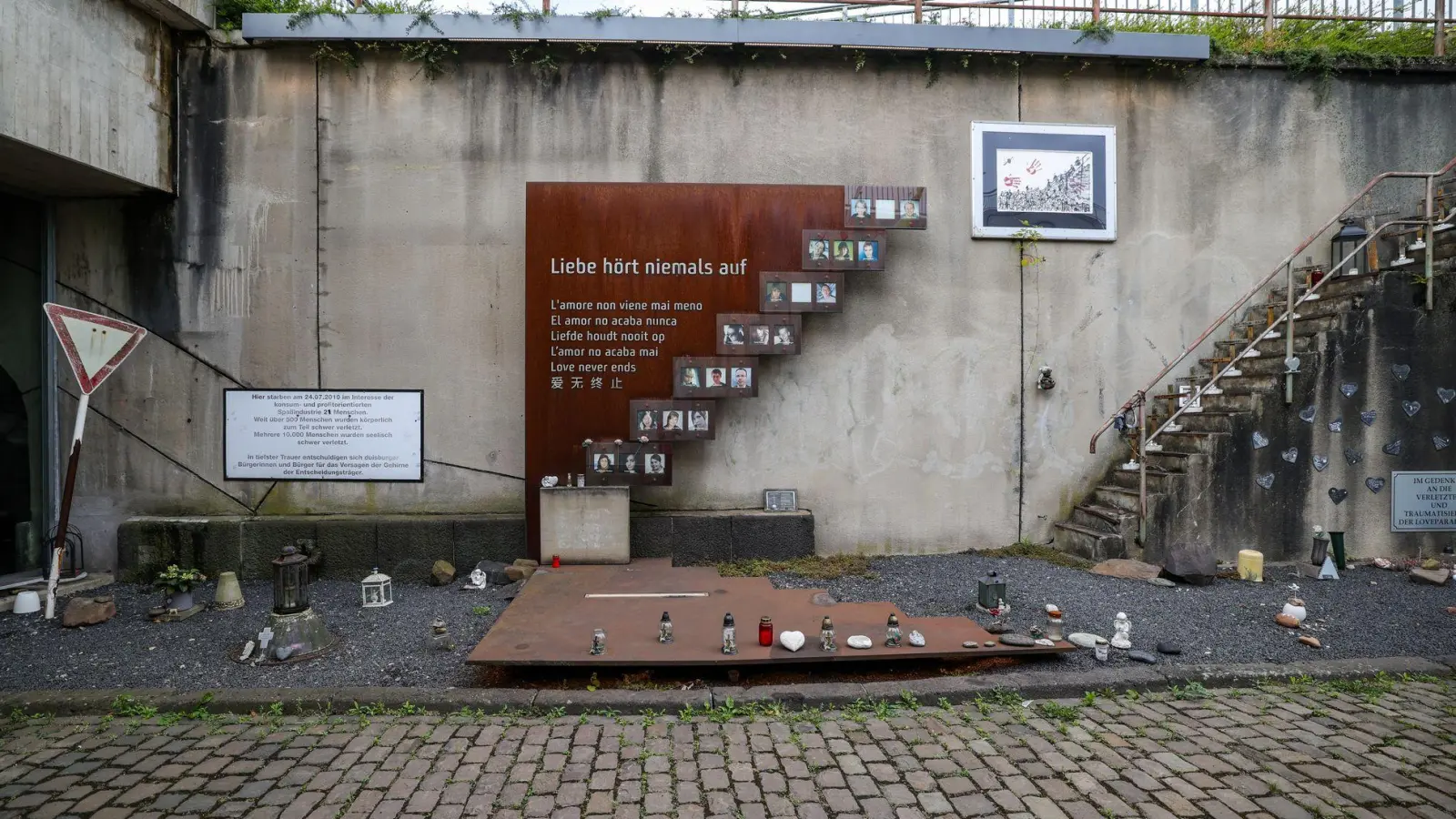 „Liebe hört niemals auf“ steht auf der Gedenkstätte für die Opfer der Loveparade-Katastrophe. (Foto: Christoph Reichwein/dpa)