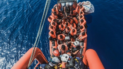 Gerettete Migranten sitzen in einem Schlauchboot der Rettungsorganisation "Ocean Viking" (Archivbild). (Foto: Flavio Gasperini/SOS Mediterranee/dpa)